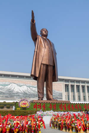 Pyongyang, North Korea - Apr 16, 2010: Statue of North Korean leader Kim Il-sung on Mansu Hillのeditorial素材