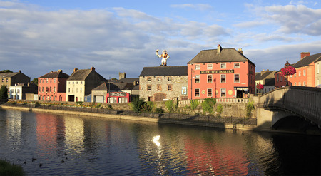 Kilkenny, Ireland - August 23, 2014: City Kilkenny on the River Nore. Irelandのeditorial素材