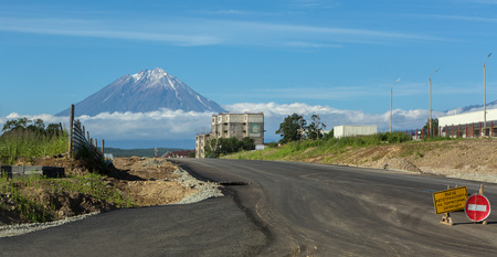Petropavlovsk-Kamchatsky, Russia - August 24, 2016: City of Petropavlovsk-Kamchatsky against the backdrop of the Koryakskaya Sopkaのeditorial素材