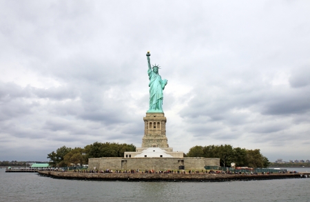 The liberty island with the freedom statue ant a storm comingのeditorial素材