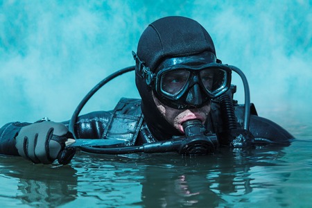 Navy SEAL frogman with complete diving gear and weapons in the waterの素材 [FY31069708843]