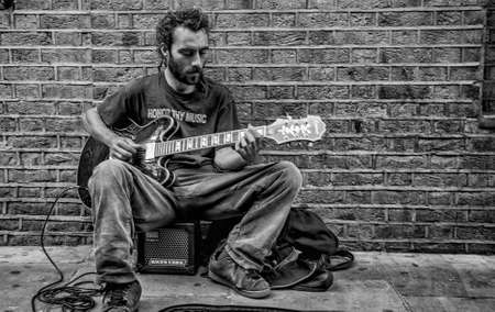 Street musician playing the guitar in Brick Lane, Londonのeditorial素材