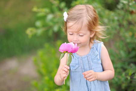 portrait of little girl outdoors in summerの写真素材