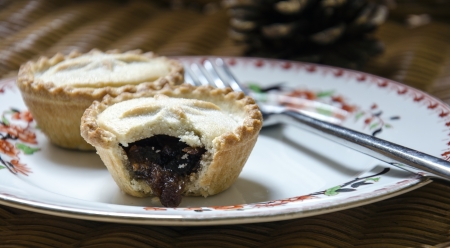 Christmas Mince Pies on an old fashioned china plateの写真素材