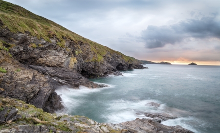 Steep rugged cliffs, sea caves and high waves at Epphaven between Lundy Bay and Port Quin in Cornwallの写真素材