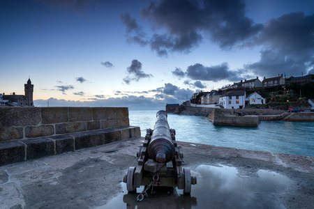 An old cannon on the harbour at Porthleven on the Cornwall Coastのeditorial素材