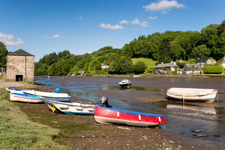 Boats on the river at Lerryn at low tide in mid Cornwallのeditorial素材