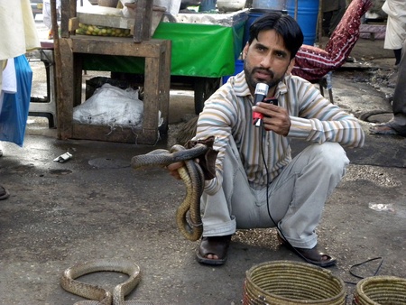 PAKISTAN/KARACHI_LOCAL SNAKE CHARMER SHOWING SNAKE IN FRONT OF PUBLIC TODAY ON THURSDAY 29 MARCH 2012                    のeditorial素材