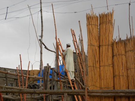 KARACHI/PAKISTAN_A MAN FIXING ELECTRICITY WIRES AT HIS STAIR SHOP TODAY ON SATURDAY 24 NOVEMBER 2012 IN KARACHIのeditorial素材