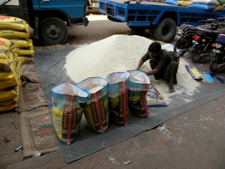 KARACHI/PAKISTAN_PAKISTANI LABOR BUSY FILLING RICE 'BAGS'AT JUNA MARKET TUESDAY 29 JANUARY 2013 のeditorial素材