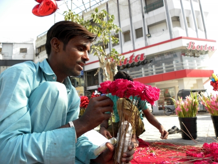 Karachi, Pakistan : PAKISTANI PREPARE FLOWERS TO BE SOLD FOR UPCOMING VALENTINEのeditorial素材