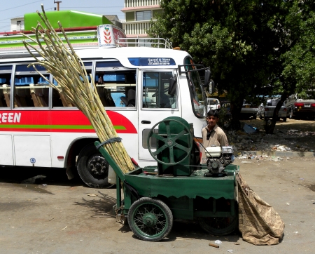 KARACHI/PAKISTAN_SUGARCANE JUICE VENDOR SELL DIFFERENT  TYPE OF FRUIT JUICES OVER A CART  CART  AND MOSTLY  IT FOUND IN THE MOJOR CITY'S OF PAKISTAN LIKEWISE KARACHI,LAHORE,PESHSAWAR, ESPECIALLY PEOPLE DRINK THIS BEVERAGE IN SUMMER'S TIME HERE ON SATURDAYのeditorial素材
