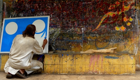 KARACHI:PAKISTAN_MATURE PAINTER BUSY IN HIS PAINTING ON BORAD, NEAR BANS ROAD KARACHI HERE ON THURSDAY 23 MAY 2013                                   のeditorial素材