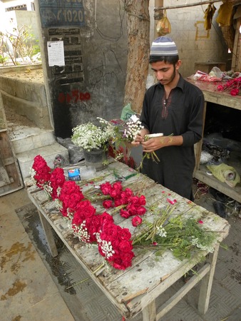 KARACHI PAKISTAN_YOUNG BOY MAKING FRESH FLOWER OF BOUQET ON VALENTINES DAY HERE ON FRIDAY 14 FEBRUARY 2014のeditorial素材