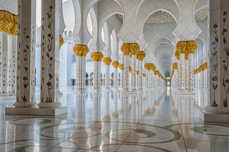 Sheikh Zayed Grand Mosque, Abu Dhabi, UAE - October 23, 2014. The 3rd Largest mosque in the world, with the area 22,412 square meters and the 4 Minarets are 107 m high.のeditorial素材