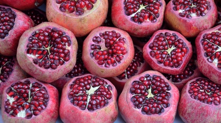 Close-up of ripe organic pomegranate  Punica granatum  fruit on display の写真素材