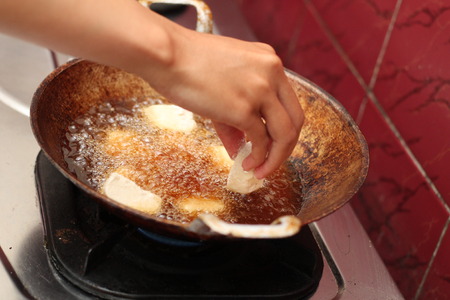 frying tofu in a frying panの写真素材