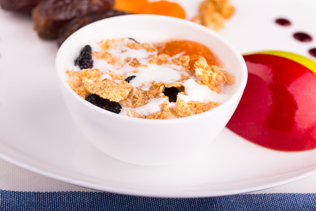 Corn flakes with yoghurt and raisins