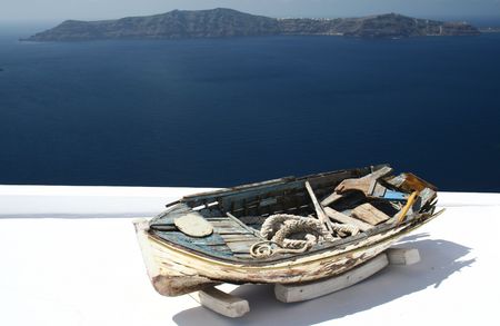 wreckage of an old boat on the roof of a Santorini's house above the Thera's calderaの写真素材
