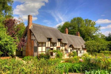 Anne Hathaway's (William Shakespeare's wife) famous thatched cottage and garden at Shottery, just outside Stratford upon Avon, England. のeditorial素材