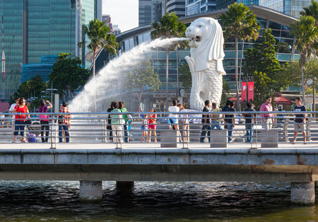 Unidentified tourists at the iconic Merlion statue in Marina Bay in Singapore.のeditorial素材