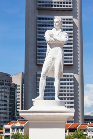 SINGAPORE - AUGUST 18, 2009: The statue to Sir Thomas Stamford Raffles, in Singapore, stands at the spot where he first landed in Singapore on January 28, 1819.のeditorial素材