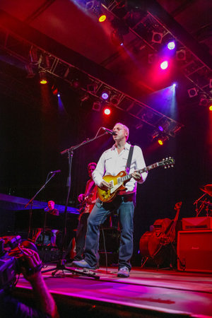 DUBAI, UAE - MARCH 25, 2005: Mark Knopfler in concert in Dubai on March 3, 2005.のeditorial素材