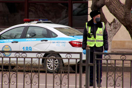 patrol officers check cars and documents with drivers during quarantine.のeditorial素材