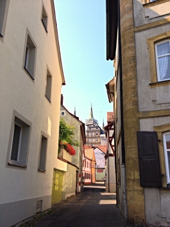 An alley winding between buildingsの素材