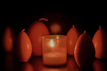 red easter egg shape candlesの写真素材