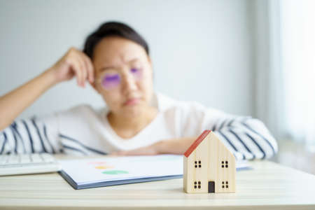 women sitting on the annual tax calculation Bracelets from turnover To reduce the tax. using as...