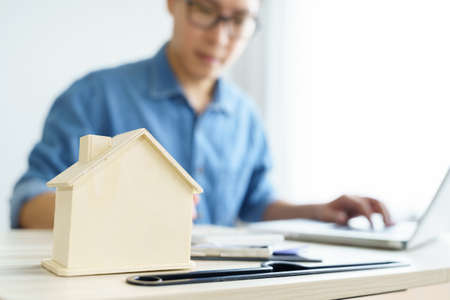 owner Sitting on the annual tax calculation Bracelets from turnover To reduce the tax. using as...