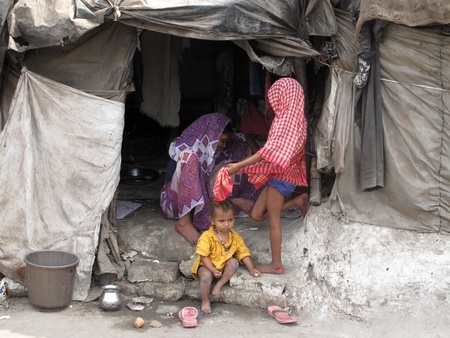 KOLKATA, INDIA -JANUARY 25: Streets of Kolkata. Poor Indian family living in a makeshift shack by the side of the road , January 25, 2009.                          のeditorial素材