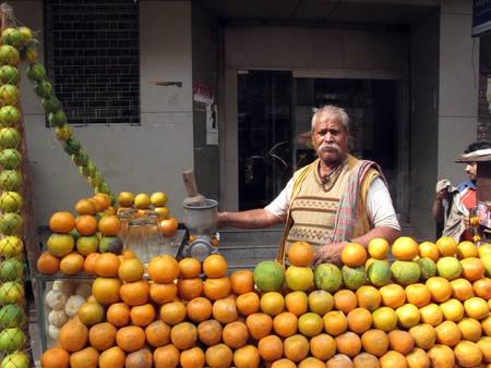 KOLKATA - JANUARY 25: Mobile stall selling fruit juice on the street on January 25, 2009 in Kolkata, India. Many Indians eat from fresh food stalls on the street rather than eating at home.                               のeditorial素材