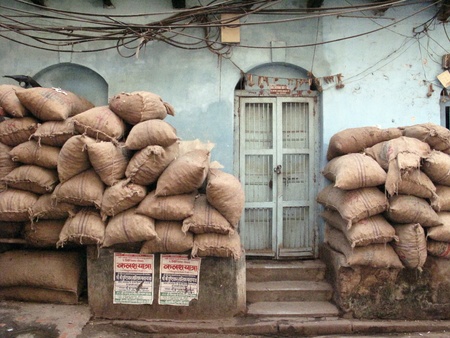 KOLKATA - JANUARY 25: Fear of terrorism, stacked sandbags in Kolkata, India  on January 25, 2009 in Kolkata, India.のeditorial素材
