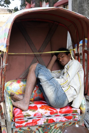 KOLKATA, INDIA - FEBRUARY 01: Men wait for passengers on their rickshaw during economically difficult time February 01,2009 in Kolkata, India.のeditorial素材