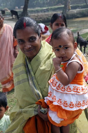 SUNDARBANS, WEST BENGAL, INDIA - JANUARY 14: mother carries the little girl Sabita Bisvas, 2, to Mass in the village with the Christian majority in Sundarbands, West Bengal, India on January 14, 2009.のeditorial素材