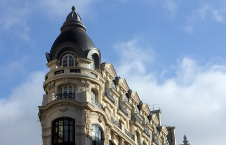 Facade of a traditional apartmemt building in Paris, Franceのeditorial素材