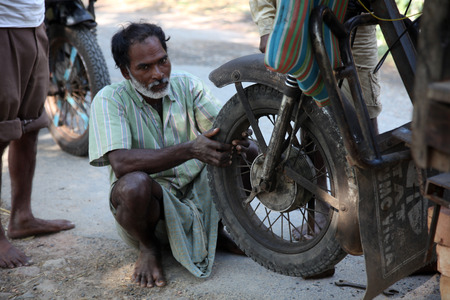 Mechanic repair the motorbike. Bikes is the common individual transport in India.のeditorial素材