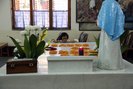 Pilgrims pray beside the tomb of Mother Teresa in Kolkata, West Bengal, India on February 07,2014.のeditorial素材