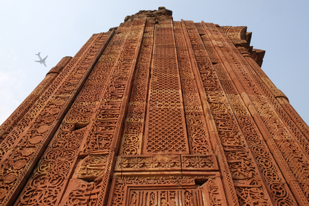 Stone carving on Qutab Minar, Delhi, Indiaのeditorial素材