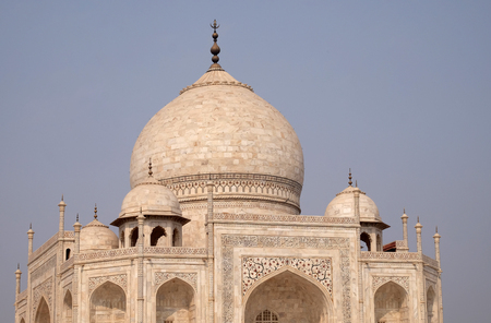 Taj Mahal (Crown of Palaces), an ivory-white marble mausoleum on the south bank of the Yamuna river in Agra, Uttar Pradesh, Indiaのeditorial素材