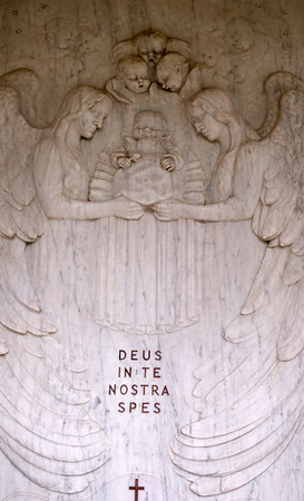 Mourning sculpture on a Mirogoj cemetery in Zagreb, Croatiaのeditorial素材