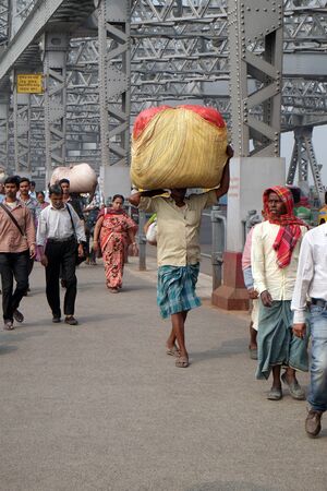 Indian worker on Howrah bridge where bear more than 100,000 vehicles and 150,000 pedestrians everyday, Kolkata, Indiaのeditorial素材