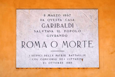 Memorial panel devoted to Italian general, politician and nationalist Giuseppe Garibaldi on the house facade on Piazza Bra in Verona, Italyのeditorial素材