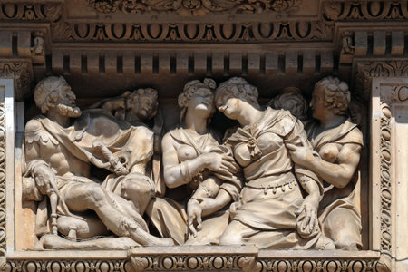 Esther and King Ahasuerus, marble relief on the facade of the Milan Cathedral, Duomo di Santa Maria Nascente, Milan, Lombardy, Italyのeditorial素材