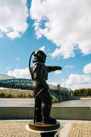Moscow, Russia - August 17, 2016: Diver-lighthouse sculpture on background Pushkinsky(Andreevskiy) pedestrian bridgeのeditorial素材