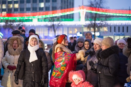 The gypsy entertains the public at the Lenin Square in Gomel, aのeditorial素材