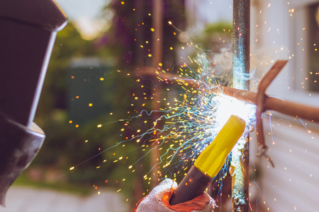 Welder fastens reinforcement with welding
