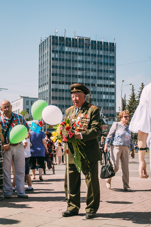 Gomel, Belarus - May 9, 2018: Old veteran of the Great Patriotic War with flowers in handのeditorial素材